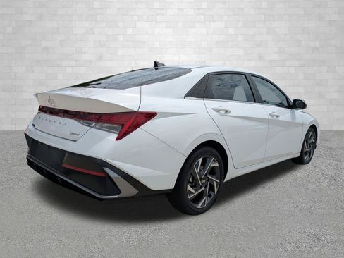 Certified 2024 Hyundai Elantra Limited FWD image 2