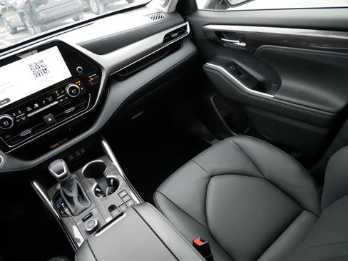 Certified 2026 Toyota Highlander Limited image 11