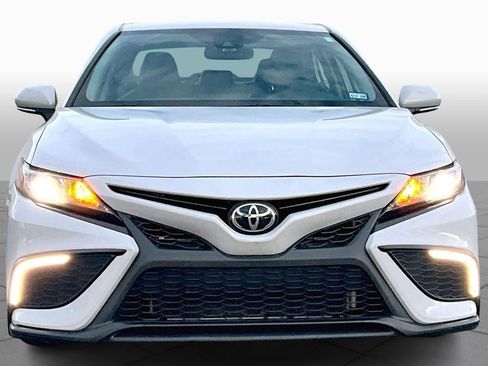 Used 2023 Toyota Camry SE image 3