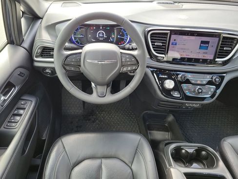 Used 2022 Chrysler Pacifica Touring-L w/ S Appearance Package image 19
