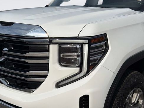Used 2022 GMC Sierra 1500 SLT w/ SLT Convenience Package AWD/4WD image 9