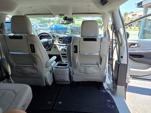 Used 2018 Chrysler Pacifica Touring-L Plus FWD image 23