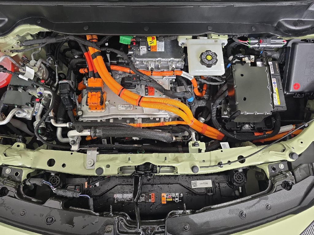 New 2027 Chevrolet Bolt LT w/ Comfort Package FWD image 32