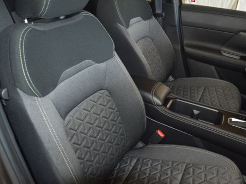 Used 2025 Nissan Kicks SV AWD/4WD image 9