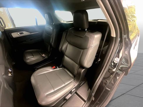 Used 2025 Ford Explorer Active w/ Active Comfort Package RWD image 19