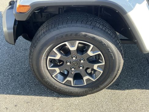 Used 2022 Jeep Gladiator Sport AWD/4WD image 13