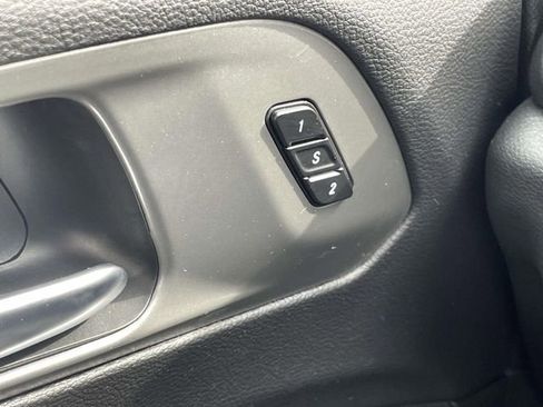 Used 2025 Chrysler Pacifica Select FWD image 25