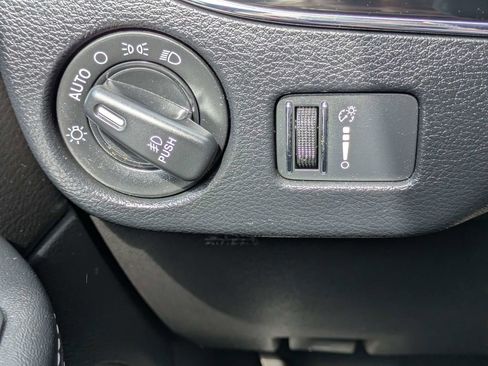 Used 2018 Dodge Grand Caravan SE FWD image 23