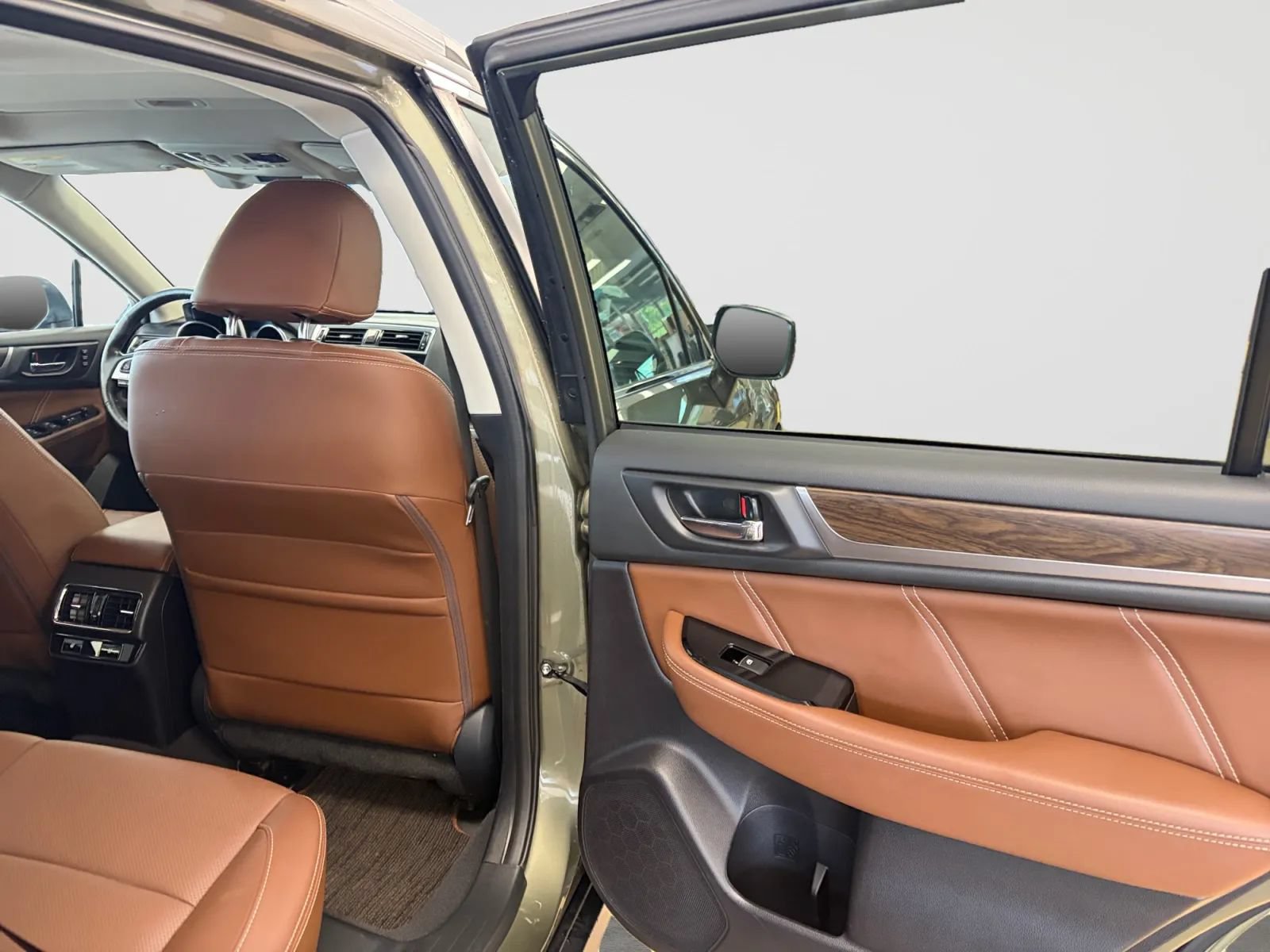 Used 2017 Subaru Outback 3.6R Touring w/ Popular Package #5A AWD/4WD image 17