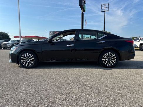 Used 2025 Nissan Altima 2.5 SV FWD image 3