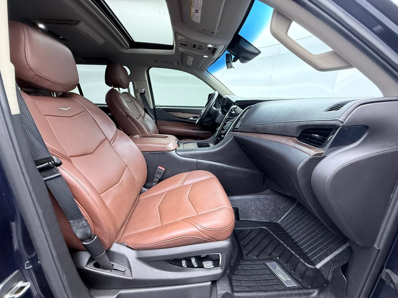 Used 2018 Cadillac Escalade Premium Luxury AWD/4WD image 11
