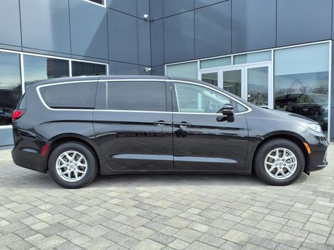 Used 2023 Chrysler Pacifica Touring-L image 2