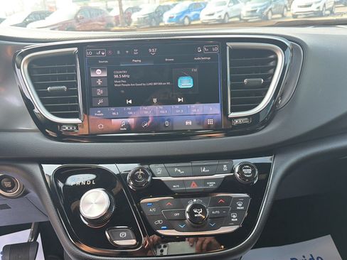 Used 2025 Chrysler Pacifica Select FWD image 11