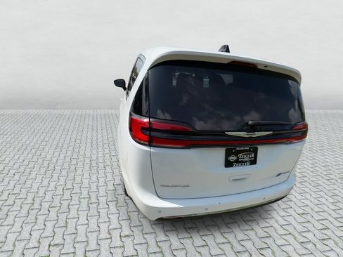 Used 2023 Chrysler Pacifica Touring-L FWD image 7