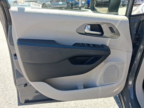 Used 2023 Chrysler Pacifica Touring-L FWD image 18