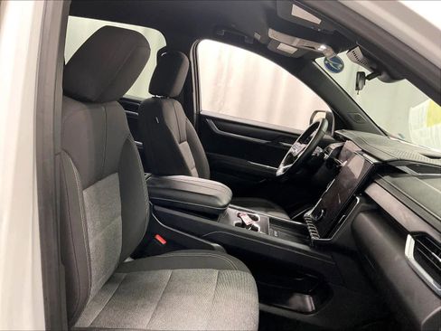 Used 2025 GMC Acadia Elevation image 11