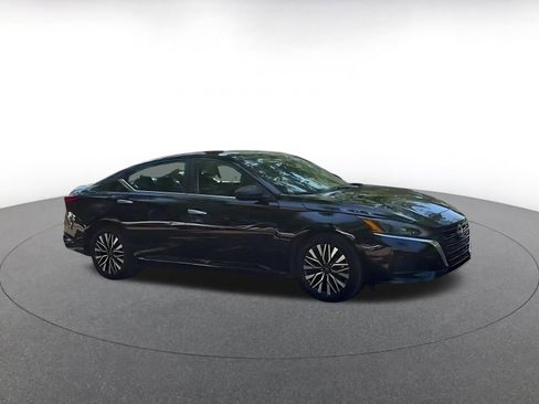 Used 2025 Nissan Altima 2.5 SV image 2