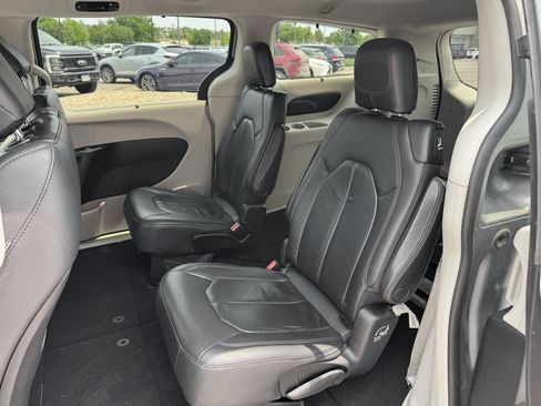 Used 2018 Chrysler Pacifica Touring-L FWD image 25
