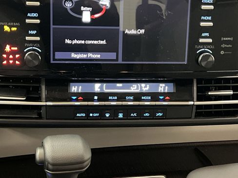 Used 2024 Toyota Sienna LE image 19