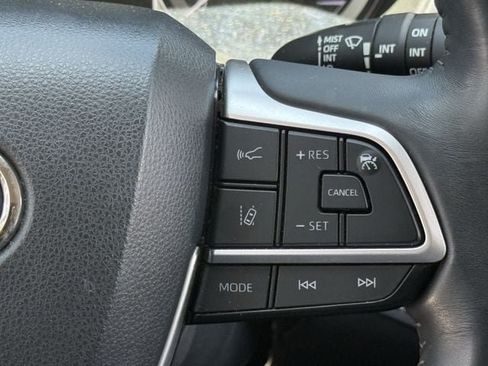 Used 2023 Toyota Highlander XLE FWD image 15