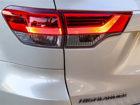 Used 2017 Toyota Highlander SE image 9