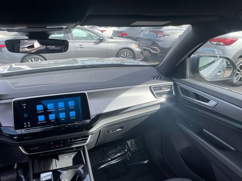 Used 2025 Volkswagen Atlas Cross Sport SE image 37