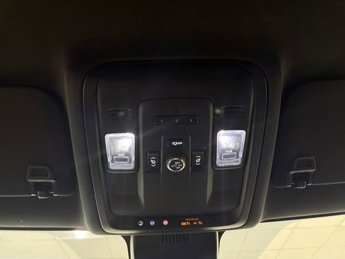 Used 2024 GMC Yukon XL SLT w/ SLT Luxury Package AWD/4WD image 16