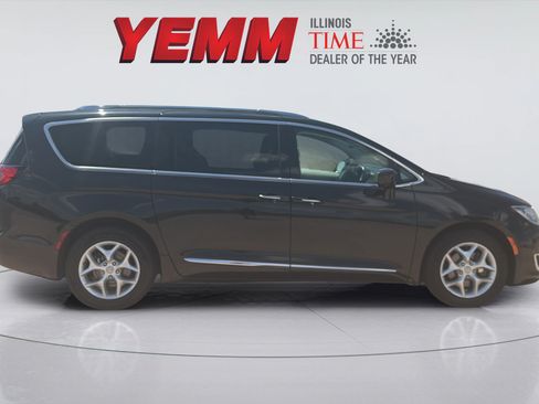 Used 2017 Chrysler Pacifica Touring-L Plus w/ Advanced Safetytec Group FWD image 9