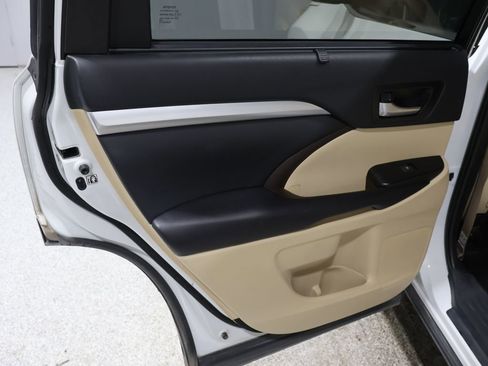 Used 2019 Toyota Highlander XLE image 19