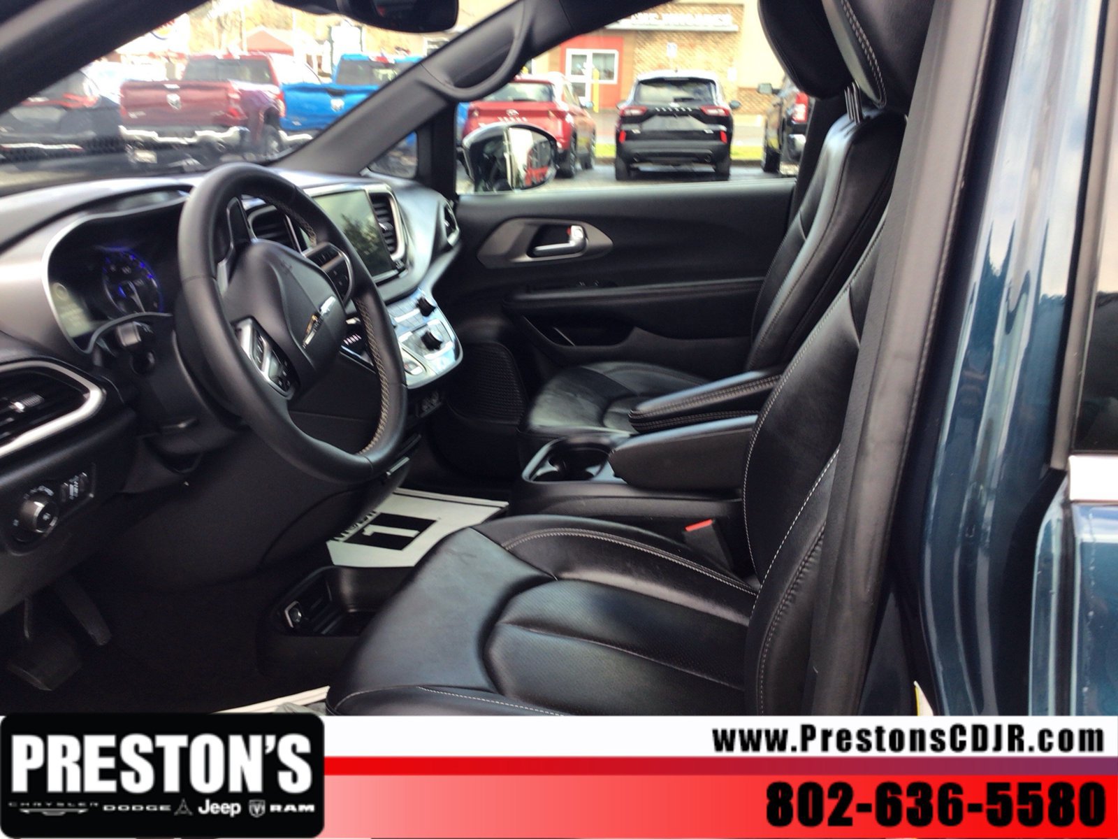 Used 2025 Chrysler Pacifica Select FWD image 10