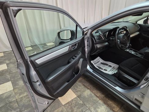 Used 2019 Subaru Outback 2.5i Premium image 11