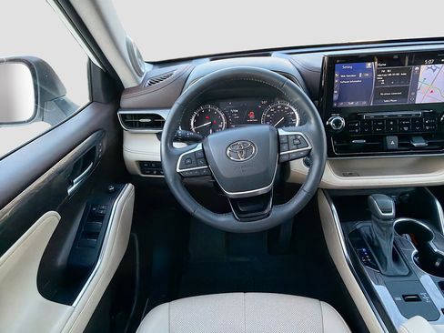 Used 2022 Toyota Highlander Platinum image 17