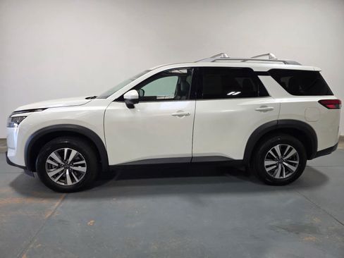 Used 2023 Nissan Pathfinder SL AWD/4WD image 2