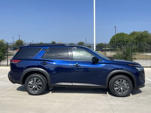 Used 2026 Nissan Pathfinder SV FWD image 3