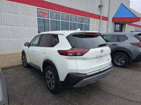 Used 2023 Nissan Rogue SV image 3