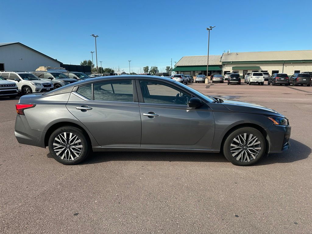 Used 2025 Nissan Altima 2.5 SV AWD/4WD image 33