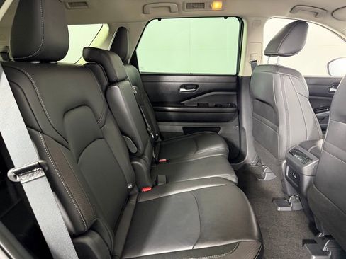 Used 2025 Nissan Pathfinder SL image 29