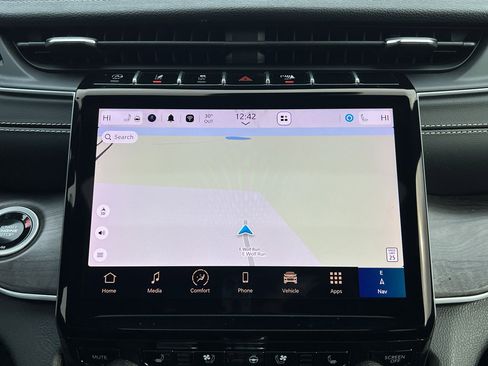 Used 2024 Jeep Grand Cherokee Limited w/ Luxury Tech Group II image 25