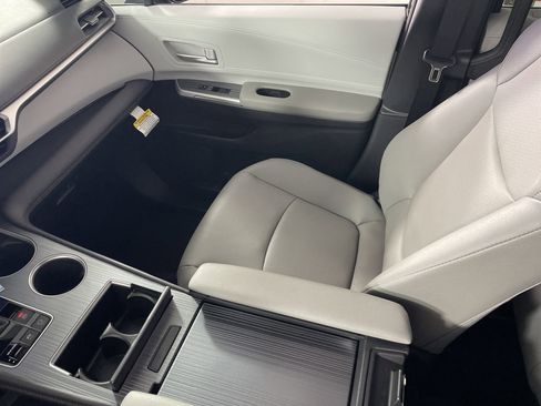 New 2026 Toyota Sienna XLE image 22
