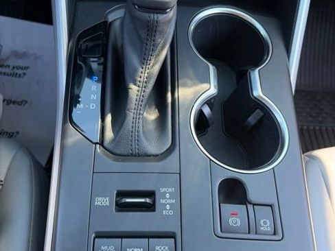Used 2022 Toyota Highlander XLE AWD/4WD image 30