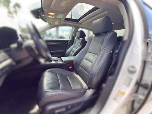 Used 2018 Honda Accord Touring image 9