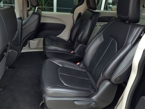 Used 2022 Chrysler Pacifica Touring-L image 12