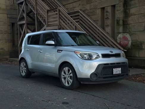 Used 2015 Kia Soul + image 2