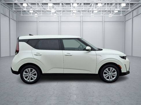 Used 2023 Kia Soul LX FWD image 7