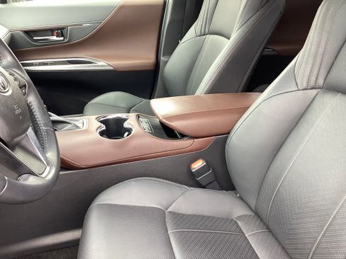 Used 2021 Toyota Venza Limited w/ Advanced Technology Package image 12