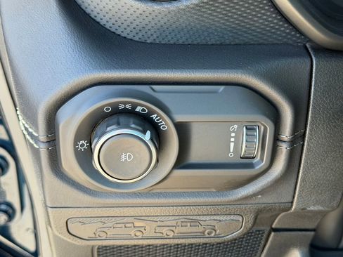 Certified 2025 Jeep Wrangler Unlimited Rubicon AWD/4WD image 11