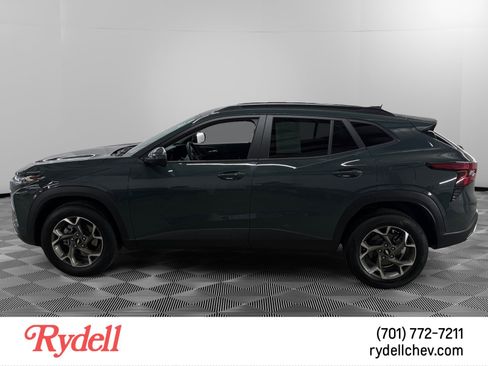 Used 2025 Chevrolet Trax LT w/ Driver Confidence Package FWD image 2