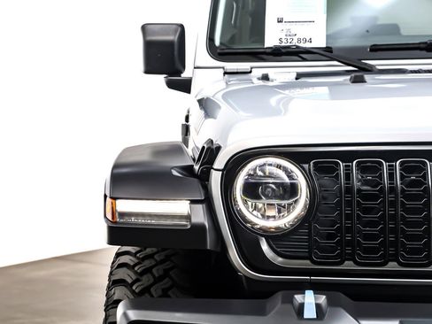 Used 2024 Jeep Wrangler Unlimited image 15