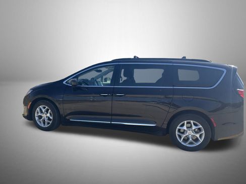 Used 2017 Chrysler Pacifica Touring-L w/ Tire & Wheel Group image 4