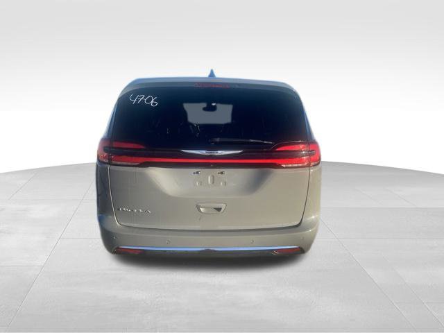 Used 2025 Chrysler Pacifica Select FWD image 6